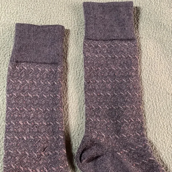 Lot of 5 Men’s dress socks.  2 brown 1 black Dockers, 1gray Gold Toe, 1 black - Picture 12 of 16